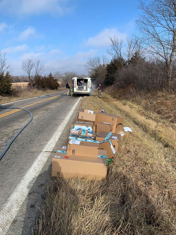 cartero-salvo-navidad-rescata-regalos-incendio-camion-llamas-paquetes-03