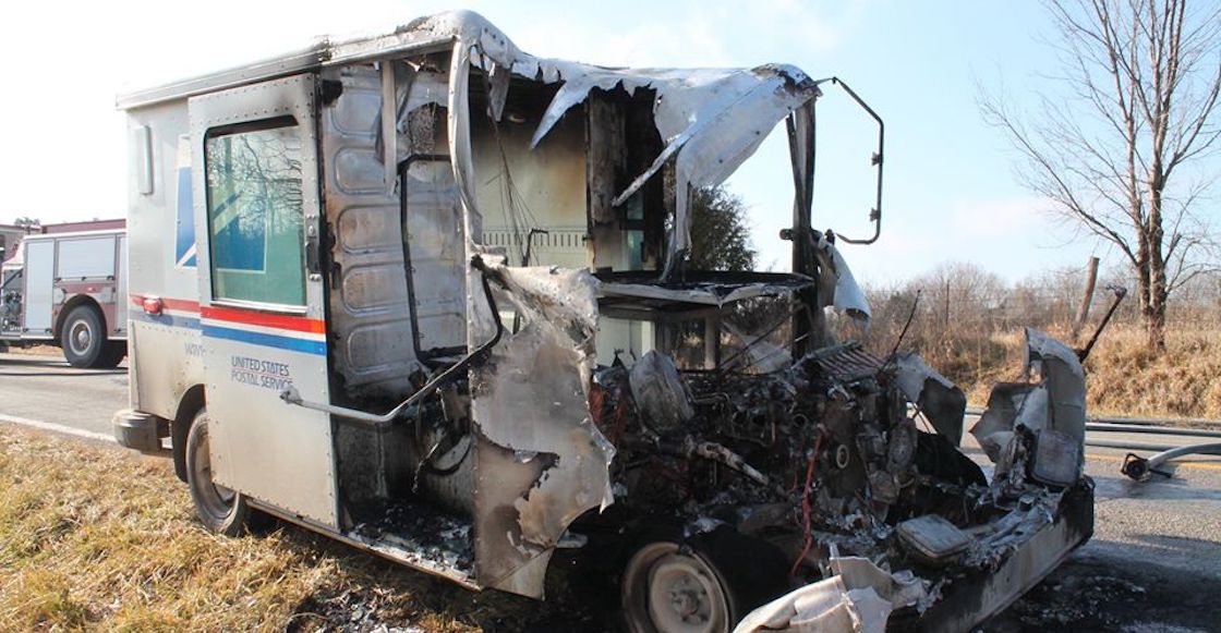 cartero-salvo-navidad-rescata-regalos-incendio-camion-llamas-paquetes-04