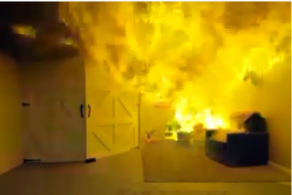 En menos de 10 segundos un árbol de Navidad puede incendiar tu casa