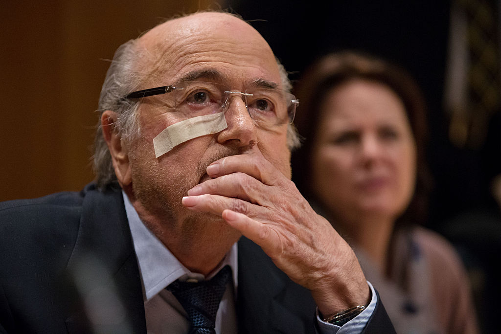 FIFA exige el pago de 2 millones a Blatter y Platini por 'traspasos ilícitos'