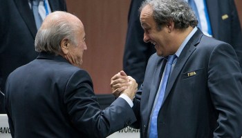 Saludo entre Joseph Blatter y Michel Platini