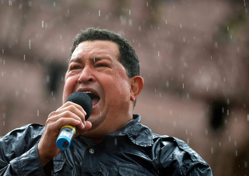 2012: El fin de la dictadura Después de estar 14 años en el poder, el 4 de octubre Hugo Chávez realizó su último acto masivo en la capital de Venezuela, para poner fin a la campaña presidencial. Con un rostro visiblemente desmejorado por el cáncer, exclamaba entre lágrimas que se confundían con la lluvia. “Vayan ya a votar por la vida, a votar por el futuro, por la patria, a votar por la dignidad”. Murió cinco meses después