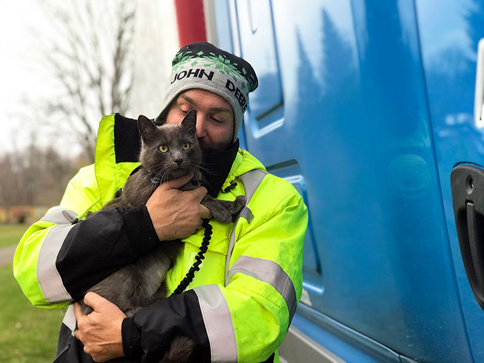 Rudo y cursi: Un camionero llora de emoción al reencontrarse con su gato