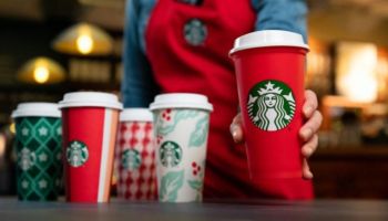 Los vasos navideños de Starbucks cumplen 22 años de tradición