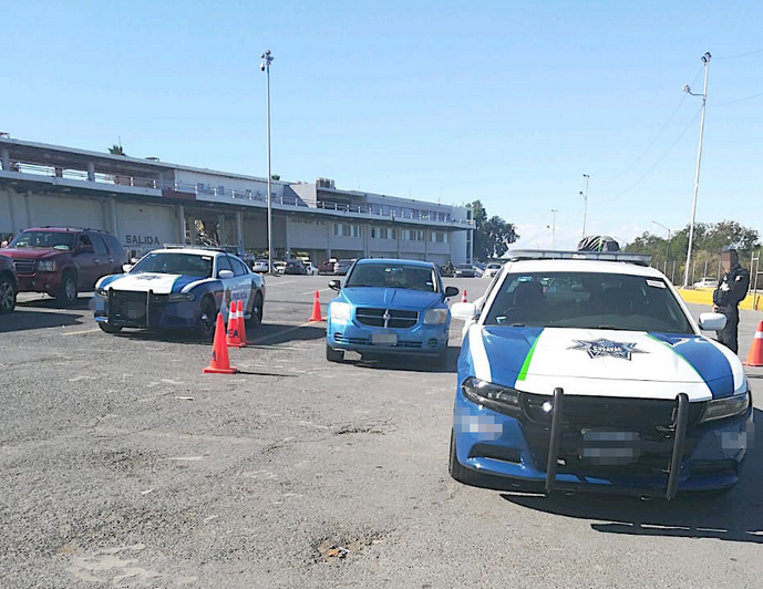 Un policía mató a su "pareja" y a un limpiaparabrisas antes de ser abatido