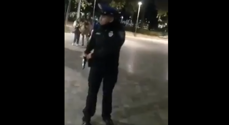 Un policía le apuntó con su arma a un perro en plena Alameda Central