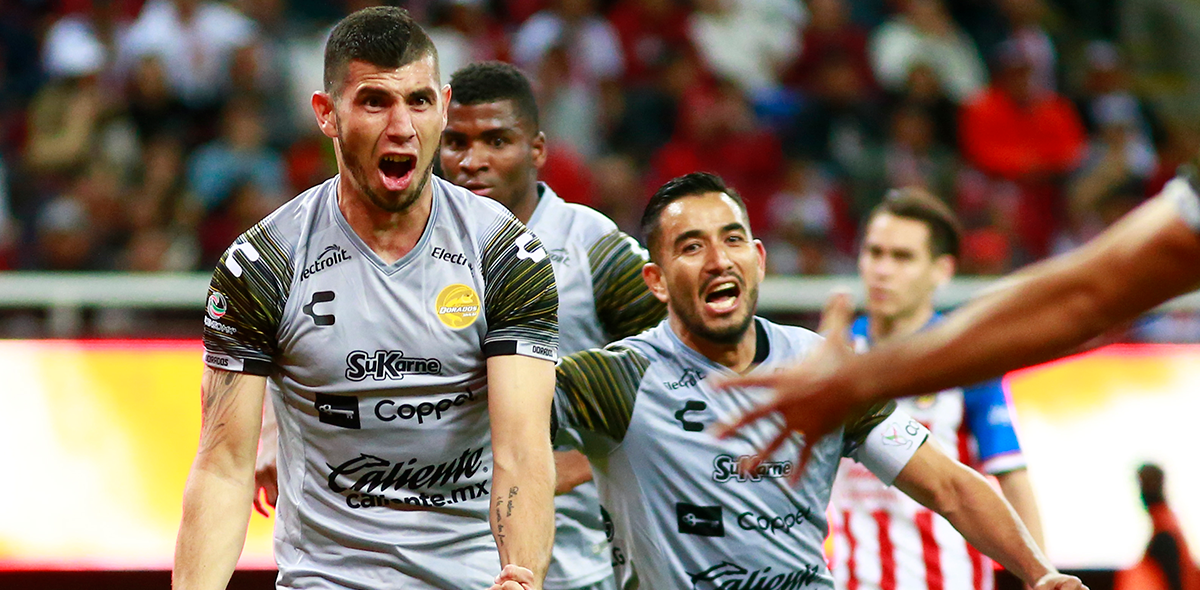 #LadyChela: La aficionada que casi provoca una pelea por aventar cerveza en el Chivas vs Dorados