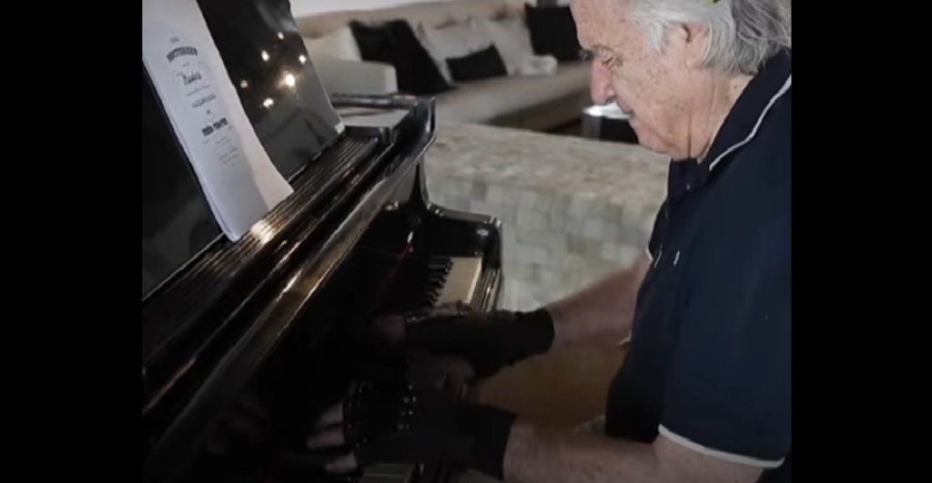 21 años después, este pianista volvió a tocar gracias a unos guantes biónicos
