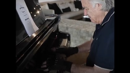 21 años después, este pianista volvió a tocar gracias a unos guantes biónicos