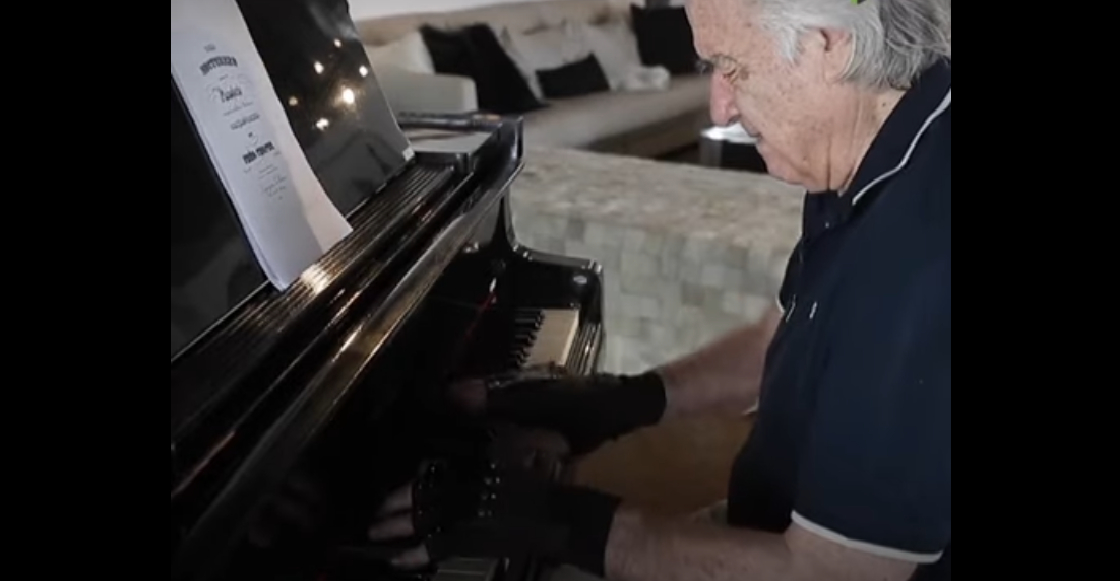 21 años después, este pianista pudo volver a tocar gracias a unos guantes biónicos