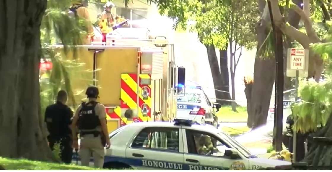 Dos policías mueren por tiroteo en Hawai; la casa del agresor terminó en llamas
