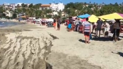 La arena se hundió en la playa Marinero, en Puerto Escondido