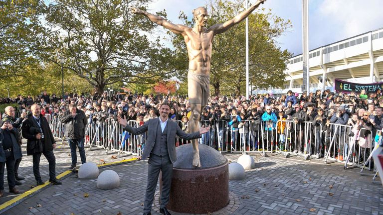 Ultras derribaron la estatua de Zlatan que estaba afuera del estadio del Malmo