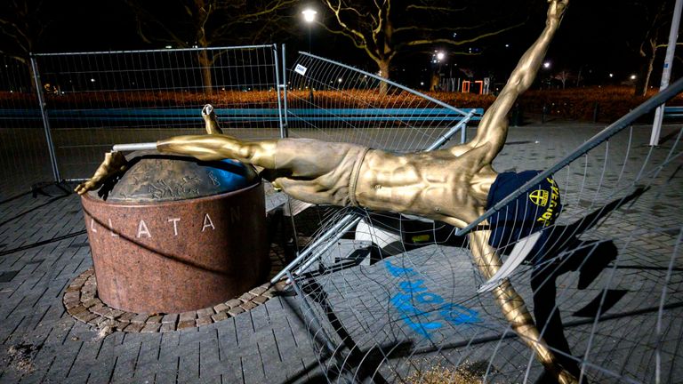 Ultras derribaron la estatua de Zlatan que estaba afuera del estadio del Malmo
