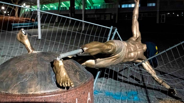 Ultras derribaron la estatua de Zlatan que estaba afuera del estadio del Malmo