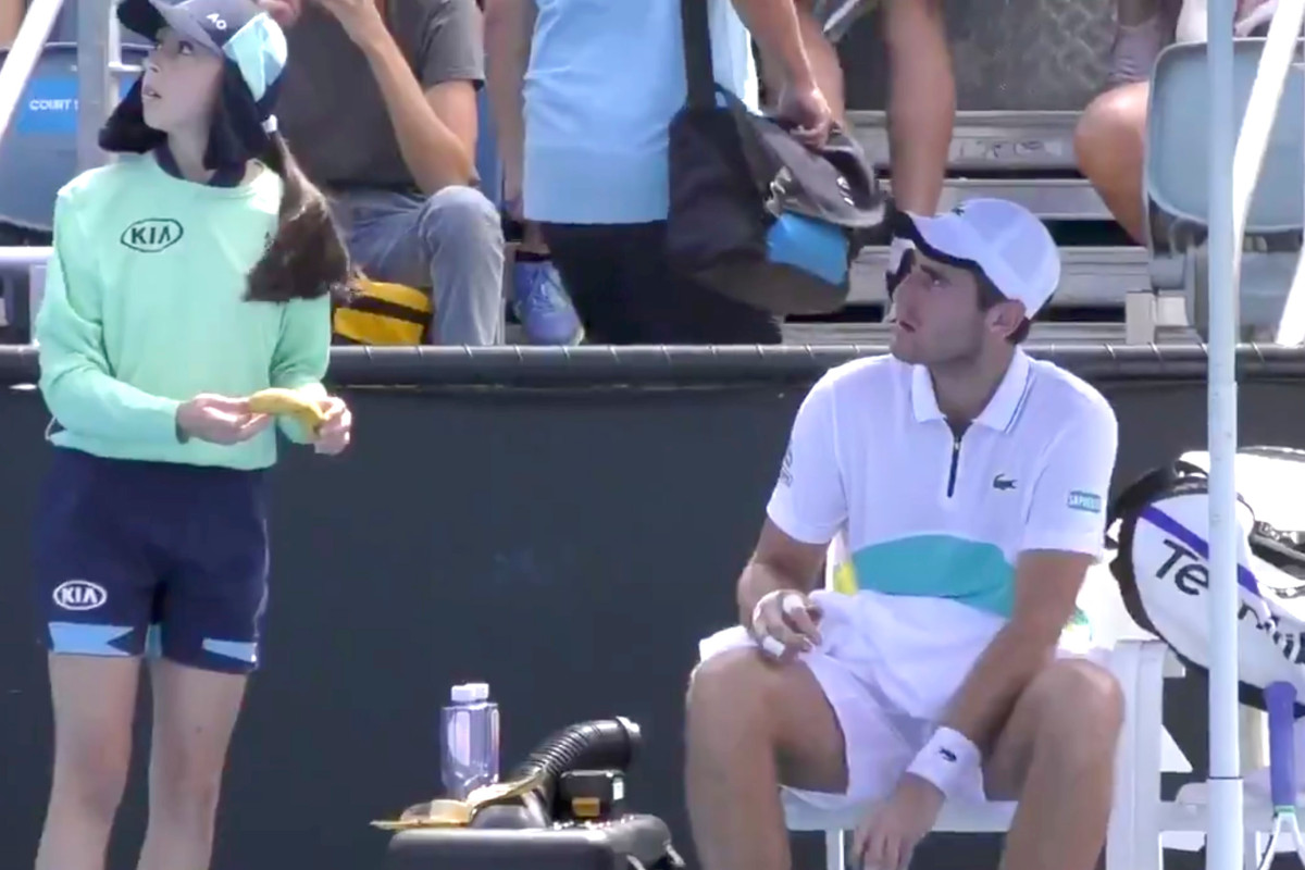 Juez regaña a tenista por pedirle a una recogepelotas que le pelara su plátano