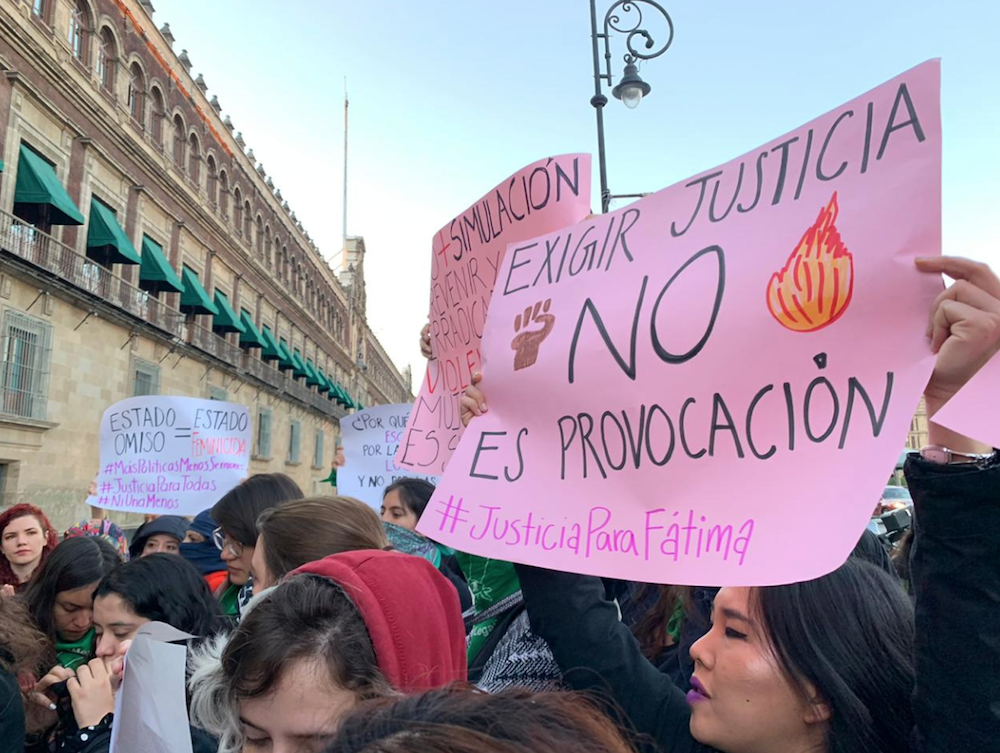 protesta-palacio-nacional-amlo-feminicidios