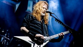 ¡Rifado! Dave Mustaine le regaló plumillas de guitarra a niños en un concierto de Megadeth