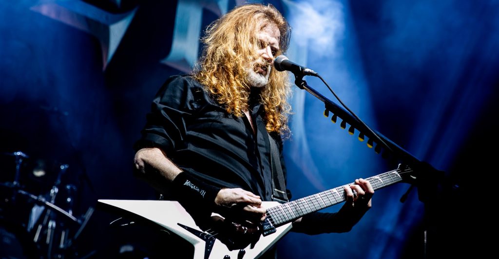 ¡Rifado! Dave Mustaine le regaló plumillas de guitarra a niños en un concierto de Megadeth