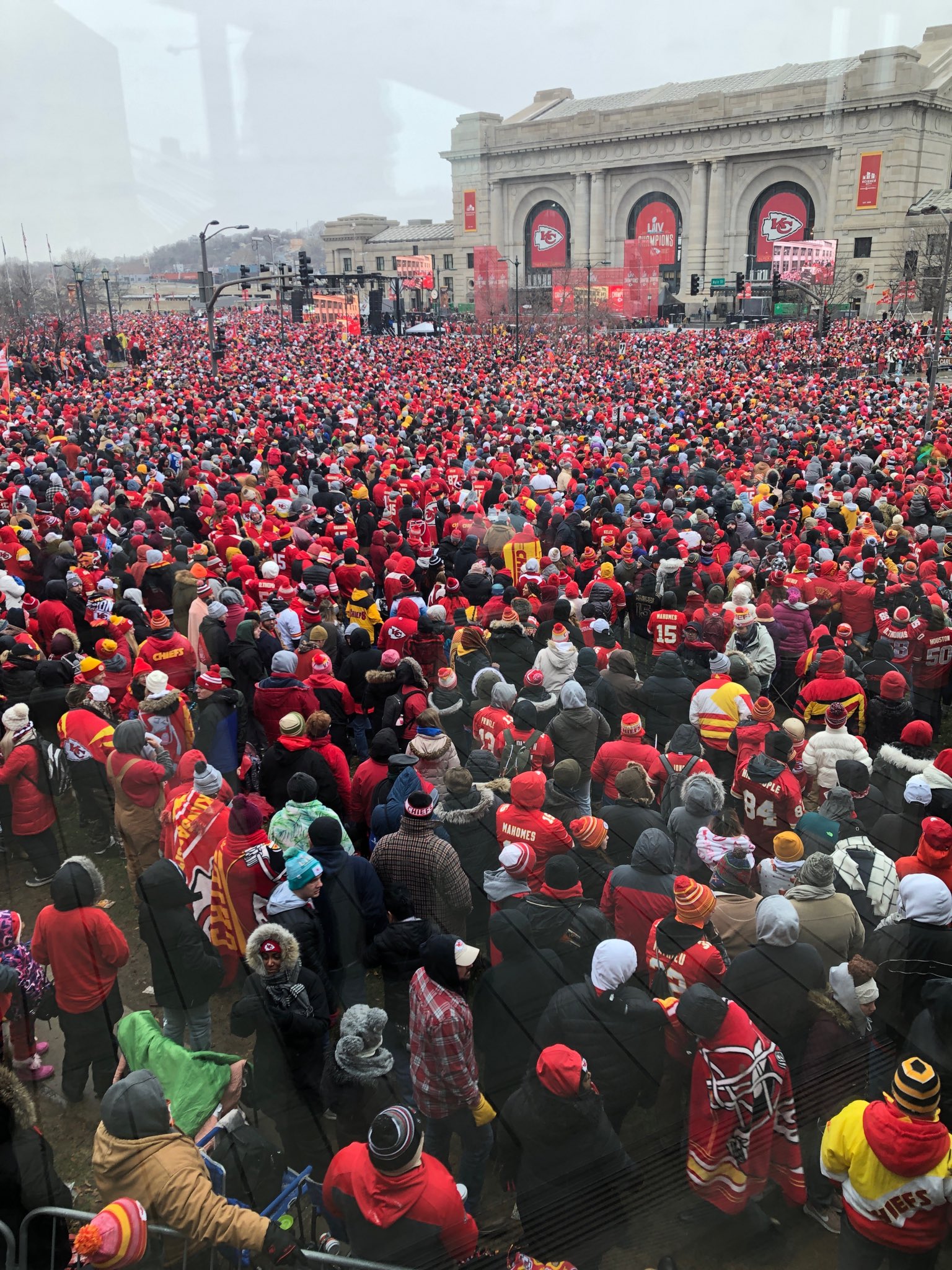 En imágenes y videos: Así se vivió el desfile de campeón de los Kansas City Chiefs