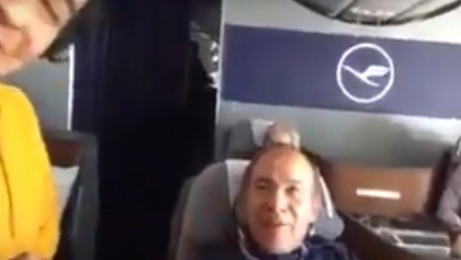 "Que le vaya bien en la cárcel"; Ciudadano confrontó a Felipe Calderón en pleno vuelo