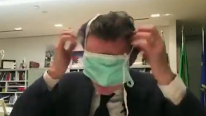 Político italiano no supo ponerse un cubrebocas en pleno video