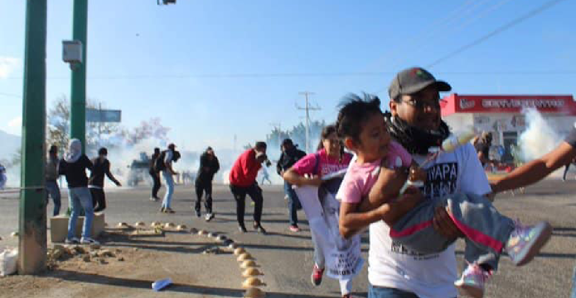Desalojan con gases a normalistas y padres de los 43 en carretera de Tuxtla Gutiérrez