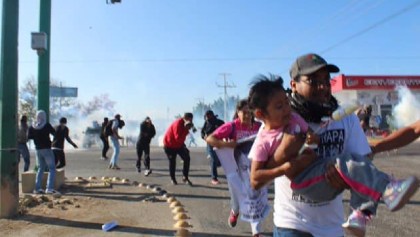 Desalojan con gases a normalistas y padres de los 43 en carretera de Tuxtla Gutiérrez