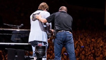 Por neumonía y entre lágrimas, Elton John abandonó concierto en Nueva Zelanda