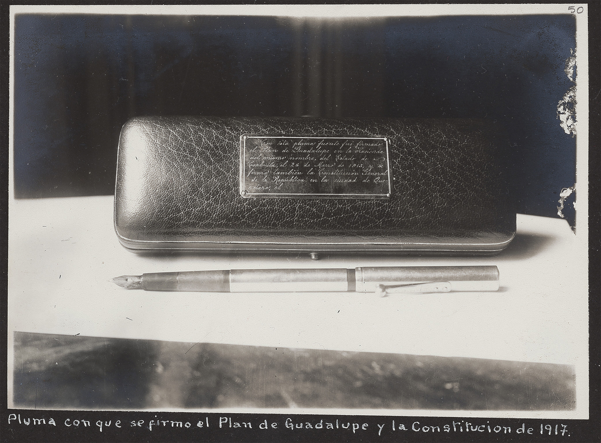 constitucion-pluma-hombre-escribio-a-mano-pluma-1917-03