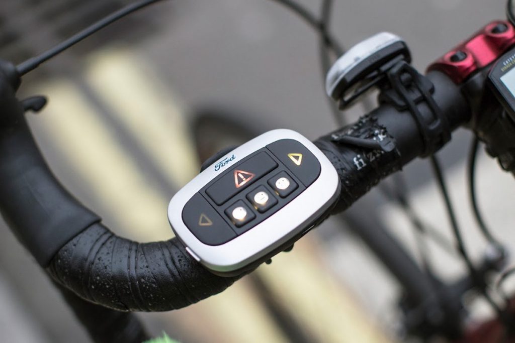 Emoji Jacket: La chamarra que incrementa la seguridad de los bikers 