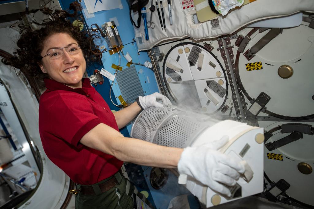 La emotiva reunión entre la astronauta Christina Koch y su perro al regresar del espacio