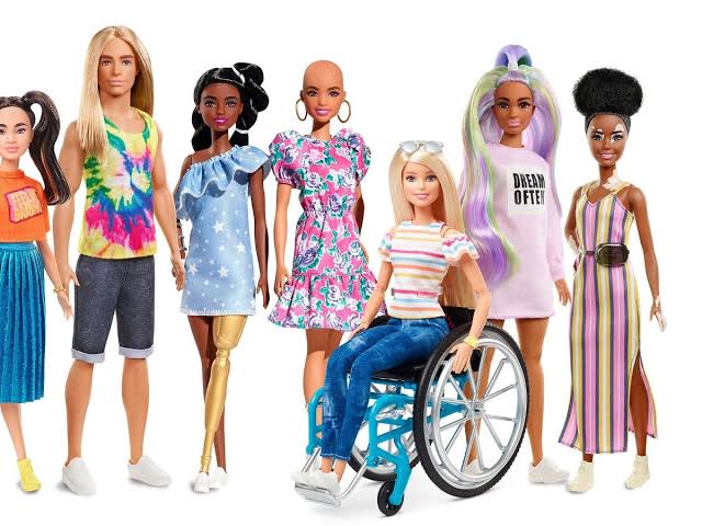 Con prótesis, vitíligo, o sin cabello, así es la línea inclusiva de Barbie Fashionista 2020 