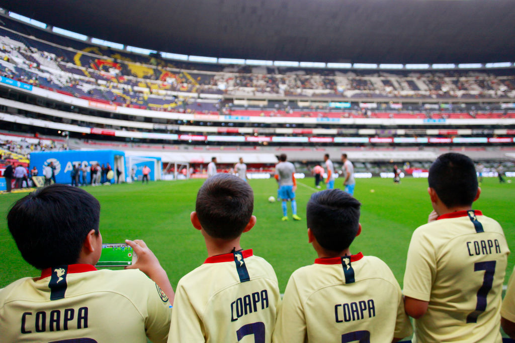 ¡Aprende Premier League! Niños salen con jugadores en la Liga MX sin pagar ni un peso