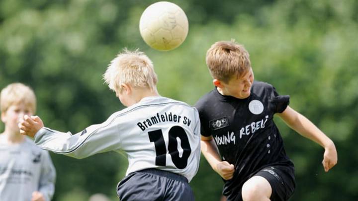Menores de 12 años tendrán prohibido golpear el balón con la cabeza para evitar lesiones cerebrales