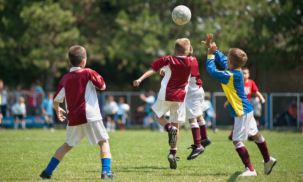 Menores de 12 años tendrán prohibido golpear el balón con la cabeza para evitar lesiones cerebrales