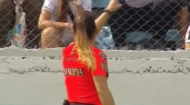 Aquí se respeta: Árbitra corrió del estadio a un fanático que ofendía a las jugadoras