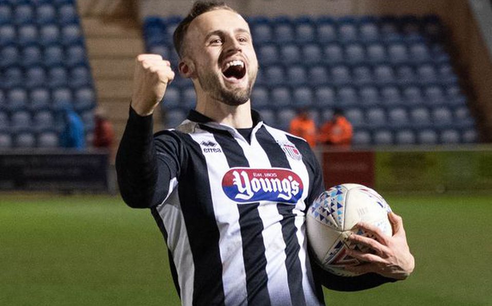 ¿Messi, eres tú? ¡Jugador de 4ª división anotó un golazo llevándose a medio equipo rival!