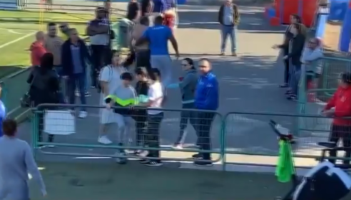 ¡Vergonzoso! Hombre furioso ingresa al campo para golpear al árbitro en un partido de niños