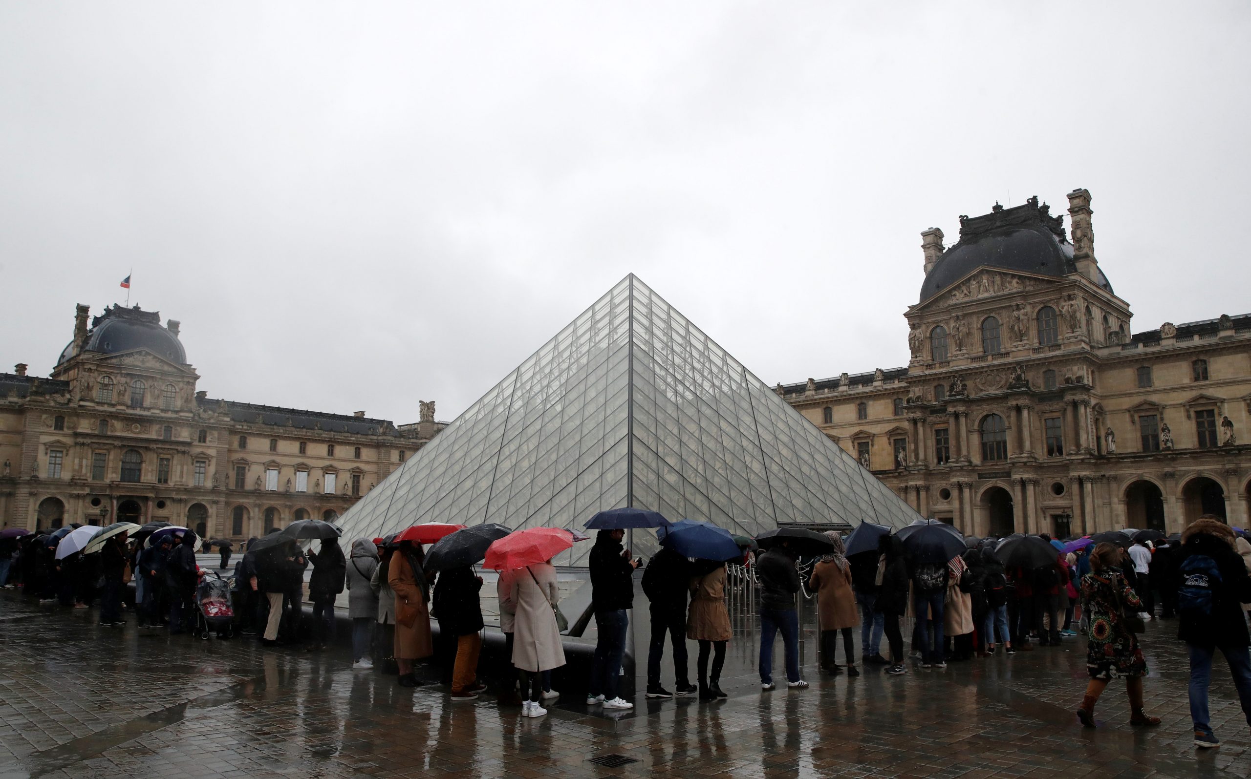 Museo de Louvre cerró sus puertas