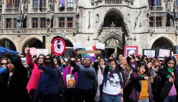 alemania-8m-mujeres-protesta-mexicanas