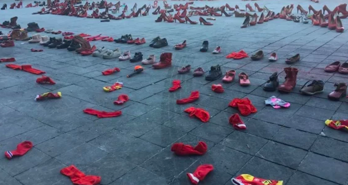 zocalo-performance-zapatillas-mujeres-feminicidios