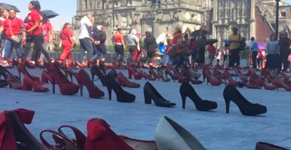 zapatillas-rojas-performance-feminicidios-zocalo