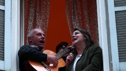 Ciudadanos de Italia cantan desde sus ventanas para apoyarse en medio de la cuarentena por coronavirus