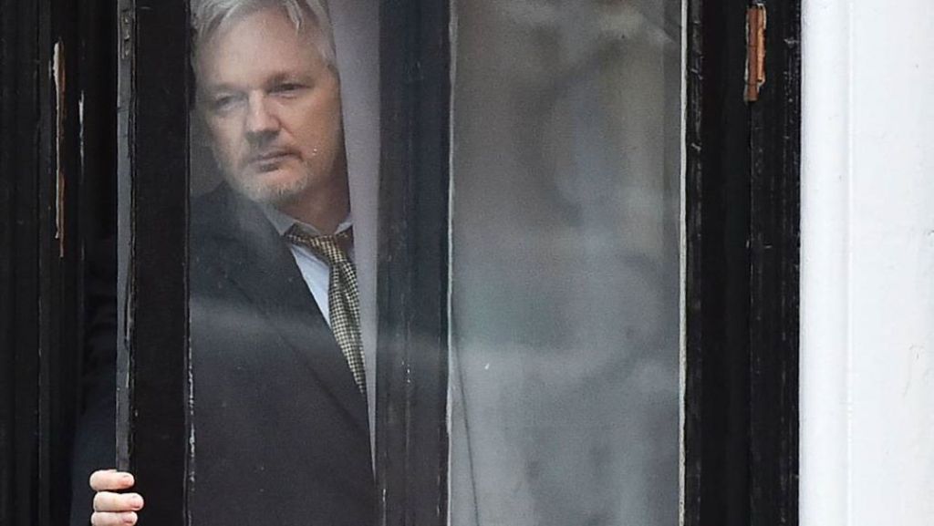 Justicia británica niega libertad a Julian Assange por COVID-19