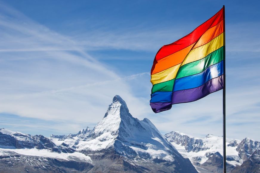 ¡Aplausos! Suiza tipifica la homofobia como un crimen
