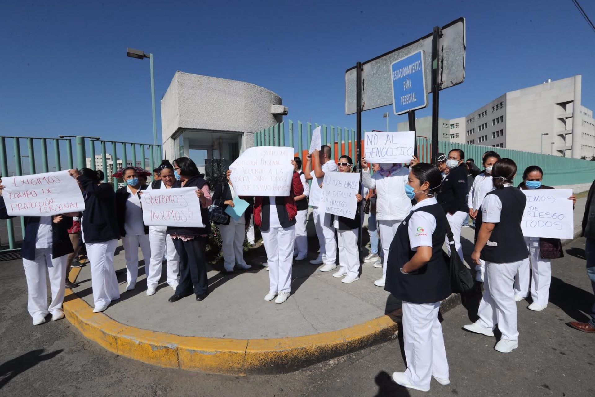 Protesta personal de hospital en Toluca por falta de insumos contra coronavirus