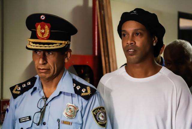 Ronaldinho armó una ‘carnita asada’ en la cárcel e invitó a comer a otros presos