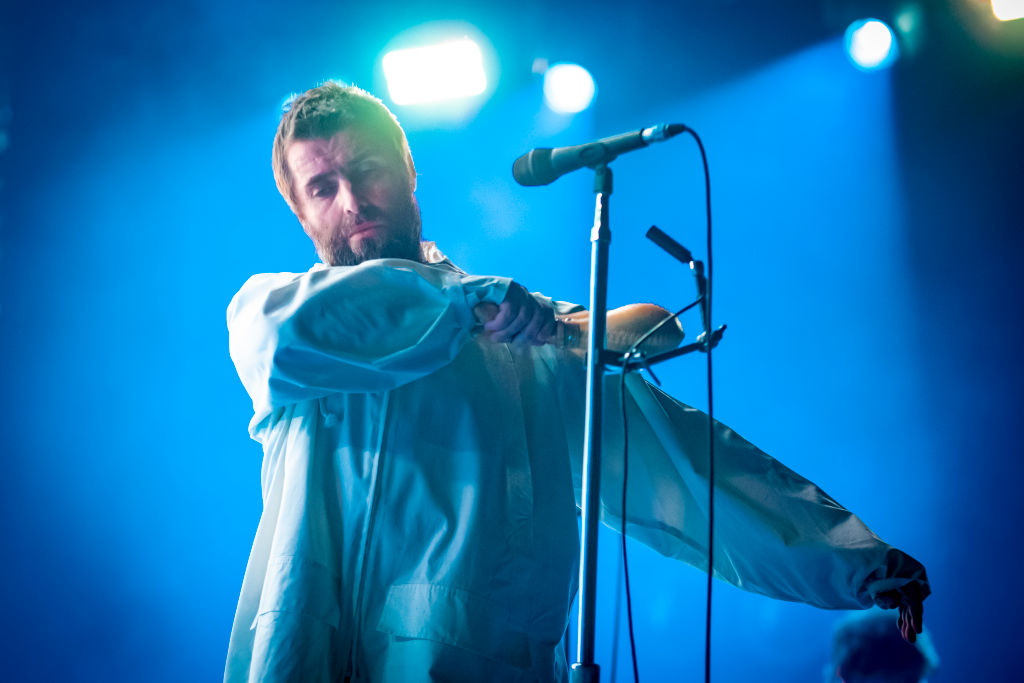 Liam Gallagher nos enseña a lavarnos las manos con 'nuevas' versiones de canciones de Oasis