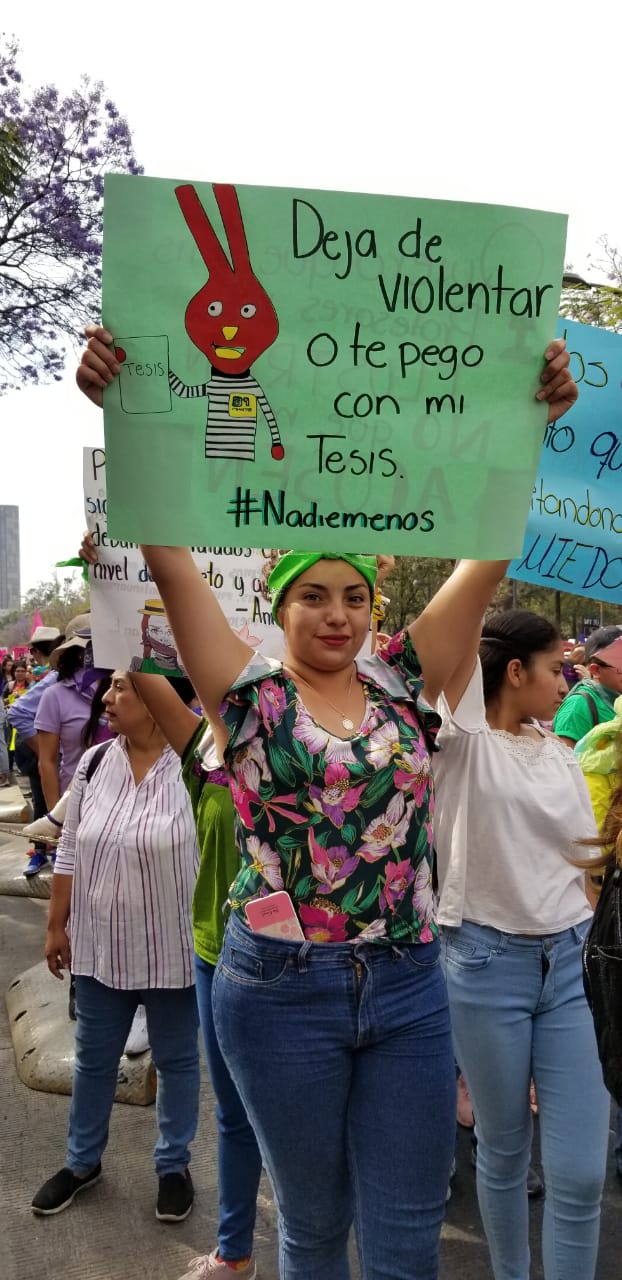 "Marcho con mis hijas para no marchar por ellas" y más pancartas poderosas en la marcha del 8M de CDMX
